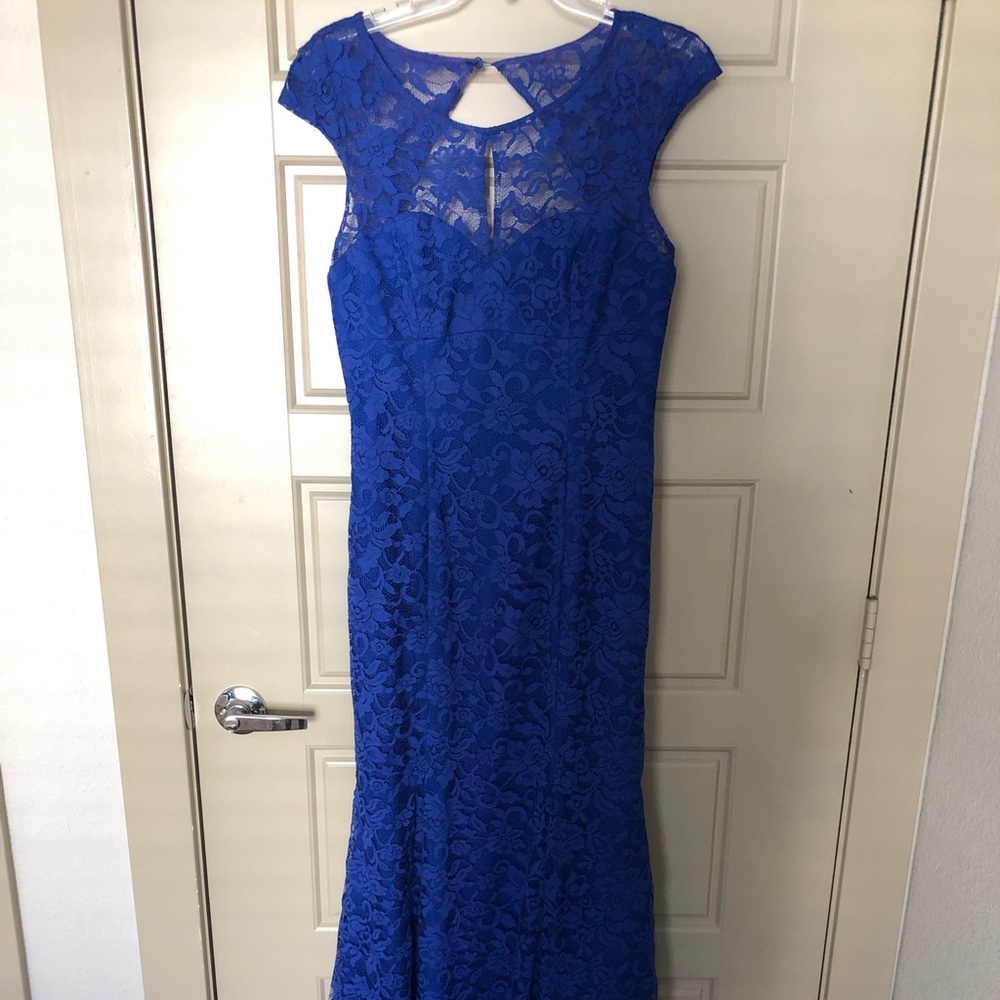 Monique Lhuillier blue lace evening dress.